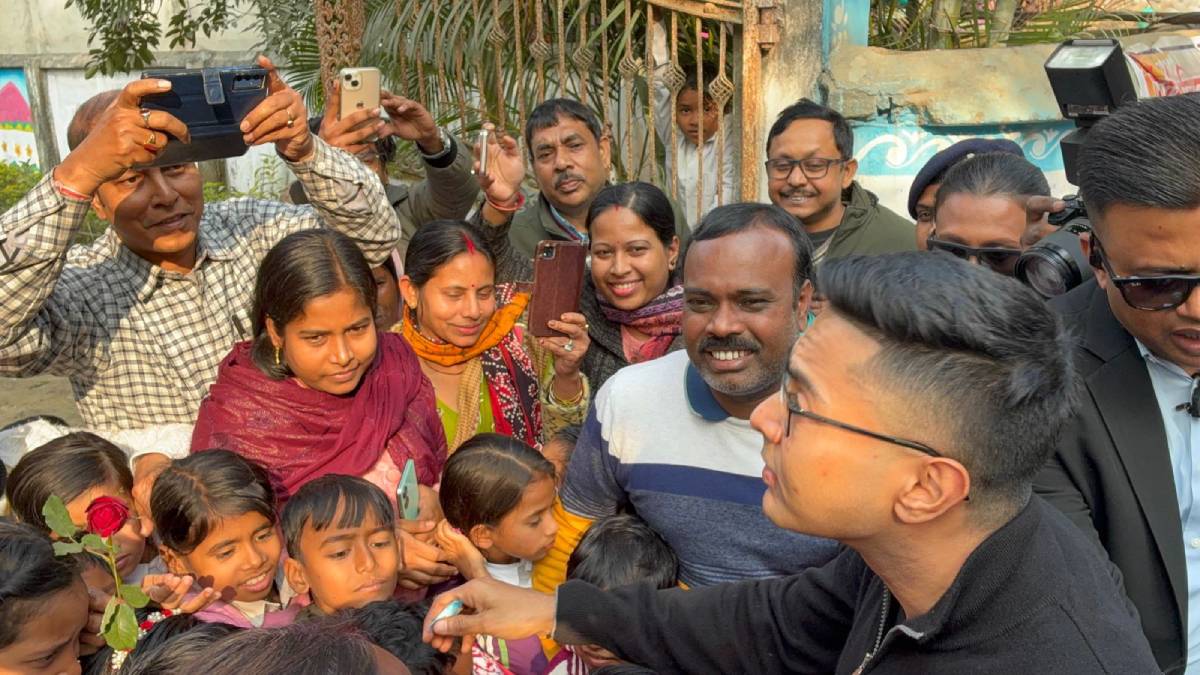 তপনে পরিযায়ী শ্রমিকের সঙ্গে দেখা করলেন অভিষেক