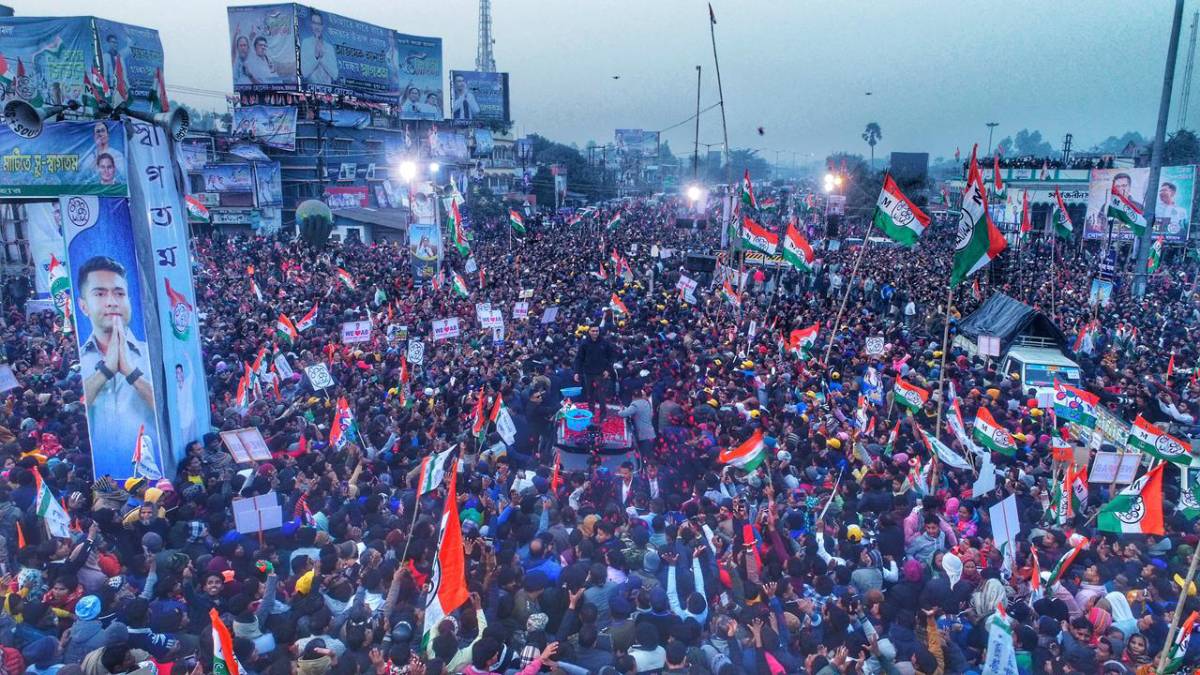 ইটাহারে অভিষেকের রোড শোয়ে ‘জন জোয়ার’