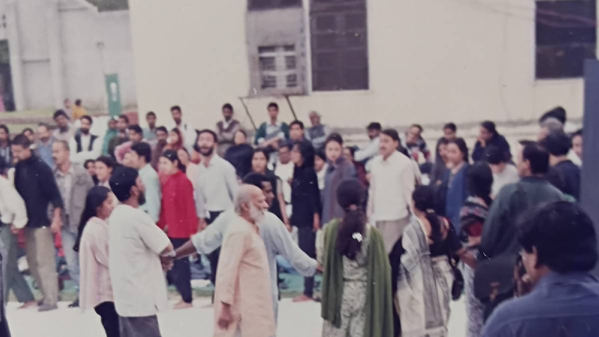 থিয়েটার মায়োস্ট্রো বাদল সরকার ও তাঁর নাটকের সৈন্যরা