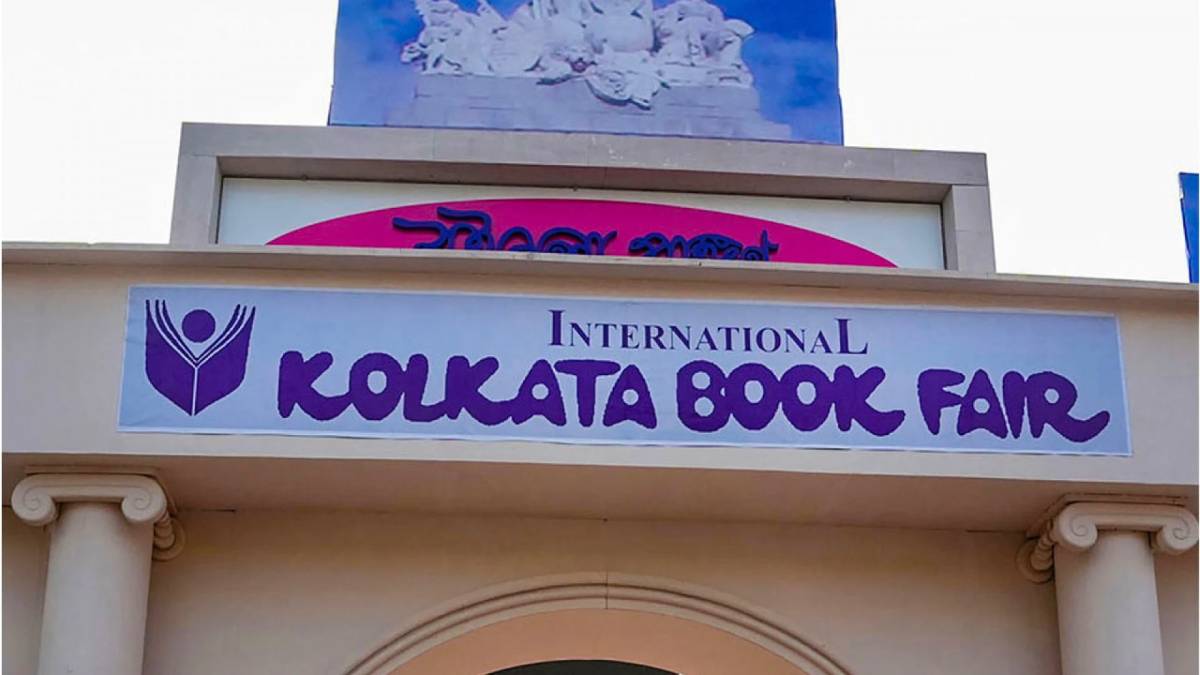 বইমেলার হুল্লোড়ে বইপ্রেমীদের খুঁজে পাওয়াই দায় !