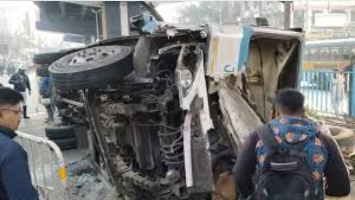 তপসিয়ায় উল্টে গেল বাস, আহত বহু