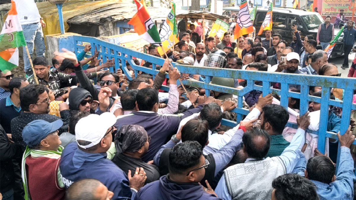 শুনানি ঘিরে বিজেপি-তৃণমূলের হাতাহাতি, উত্তেজনা বর্ধমান ও নদিয়ায়