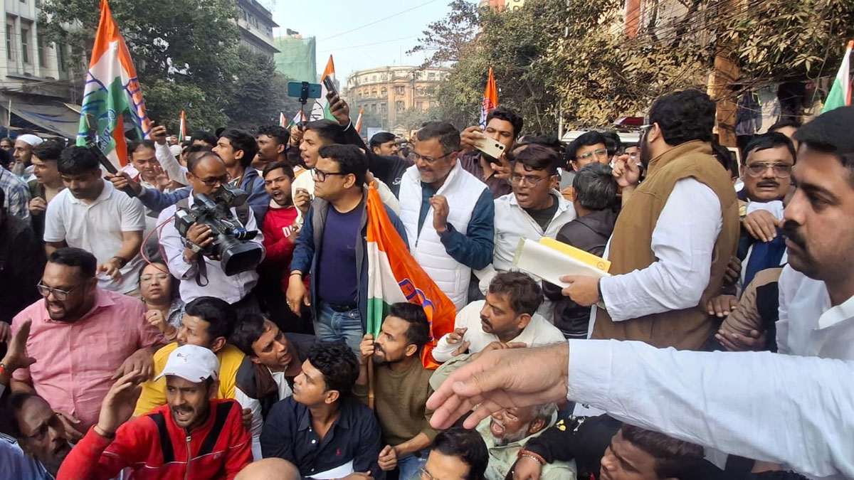 সিইও দপ্তরের সামনে কংগ্রেসের বিক্ষোভ, গ্রেপ্তার শতাধিক