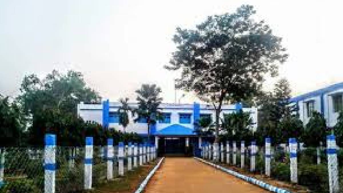 কেন্দ্রের বঞ্চনা চ্যালেঞ্জ করে রাজ্যের উদ্যোগে পুরুলিয়ায় চালু একলব্য স্কুল