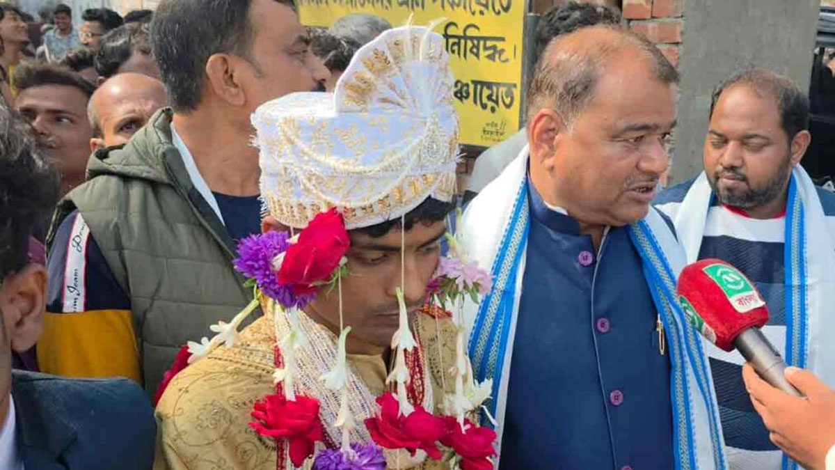 বিয়ের সাজে শুনানিকেন্দ্রে হাজির যুবক