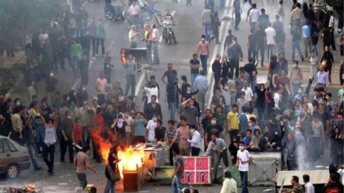 রক্তাক্ত ইরান: ইতিহাসের সামনে ইসলামী প্রজাতন্ত্র