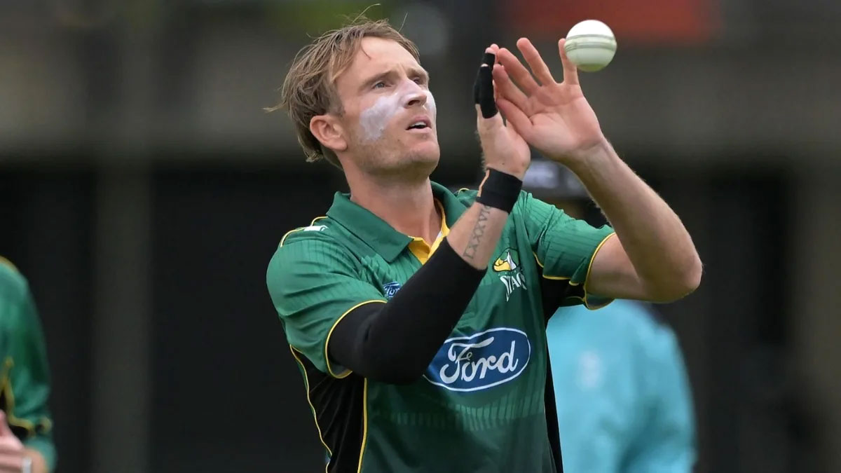 অভিষেক ম্যাচেই বিরাটের শট আটকাতে গিয়ে মাঠেই রক্তাক্ত নিউজিল্যান্ডের জেডন লেনক্স