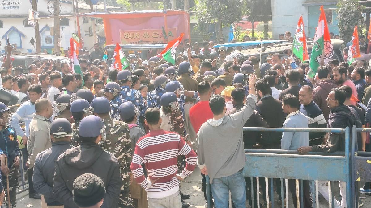 ফের এসআইআর ফর্ম-৭ জমাকে কেন্দ্র করে উত্তেজনা ছড়াল কল্যাণীতে