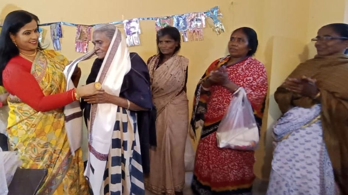 জীবন্ত সরস্বতীদের সম্মানে মানবিক উৎসব, লোকরাম মিশনের শীতবস্ত্র বিতরণ