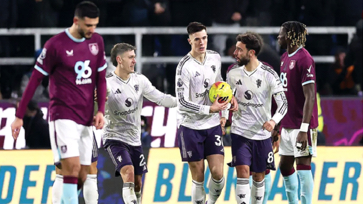 কোচকে ছাঁটাই করেও জয় পেল না ম্যান ইউ