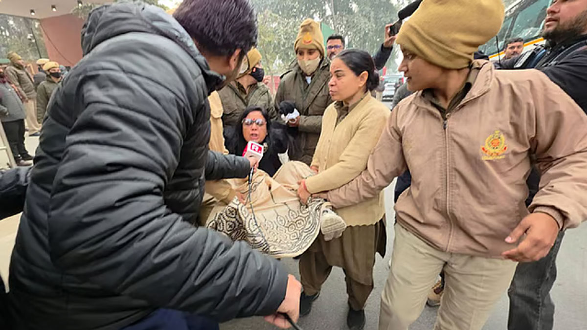 অমিত শাহের দপ্তরের সামনে তৃণমূল সাংসদদের ধর্নায় বাধা