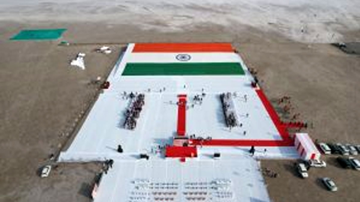 গুজরাতে প্রদর্শিত হল খাদি নির্মিত বিশ্বের বৃহত্তম জাতীয় পতাকা