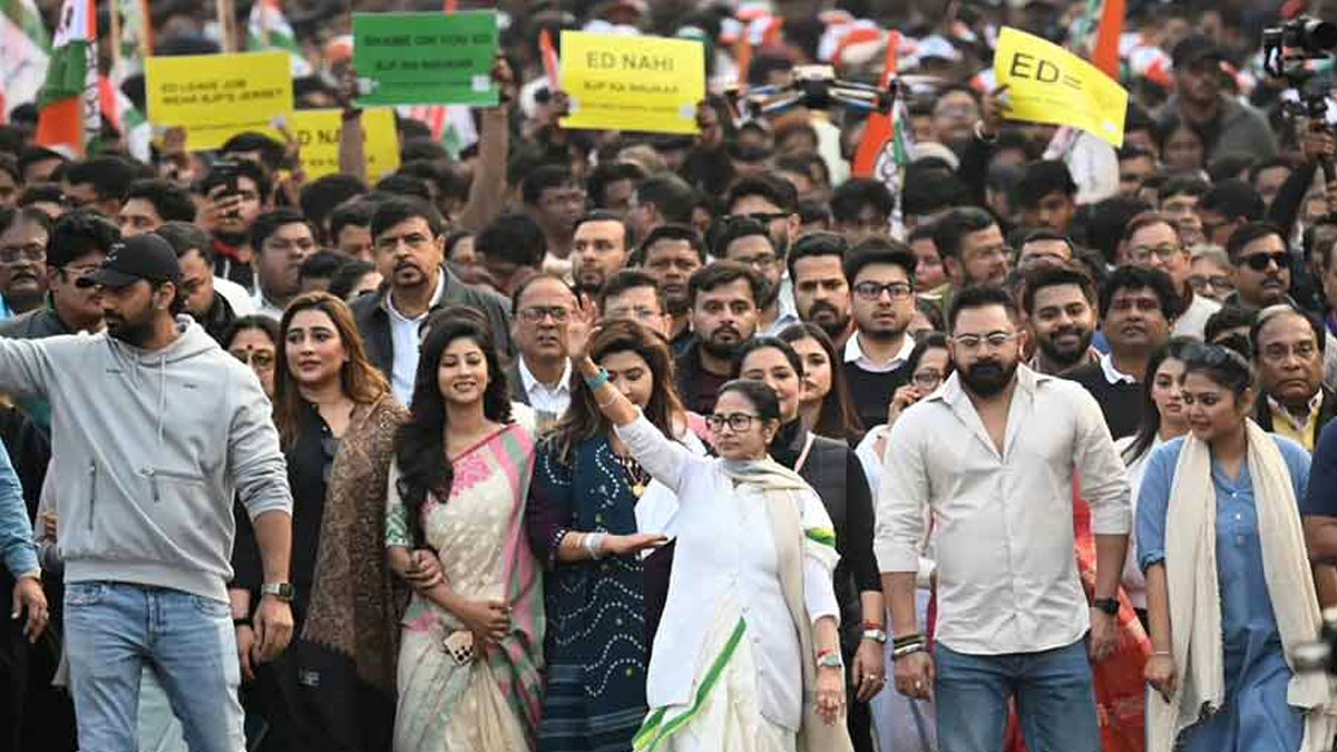 দিল্লির ‘বঞ্চনা ও লাঞ্ছনার’ প্রতিবাদে রাজপথে মমতা