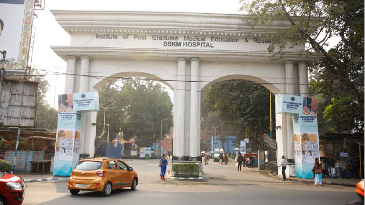 সরকারি  হাসপাতালে রোবোটিক সার্জারির নজির, পিজিতে ৫৫টি সফল অস্ত্রোপচার