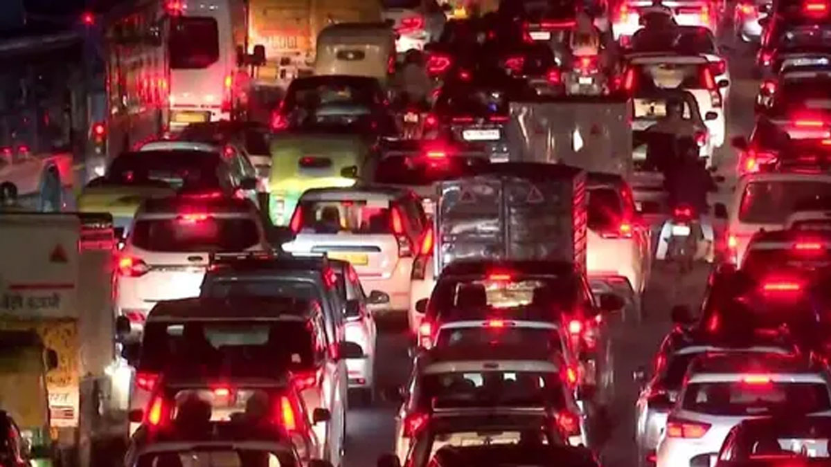 অবৈধ পার্কিং বন্ধে  শহরে কড়া অভিযানে কলকাতা ট্র্যাফিক পুলিশ