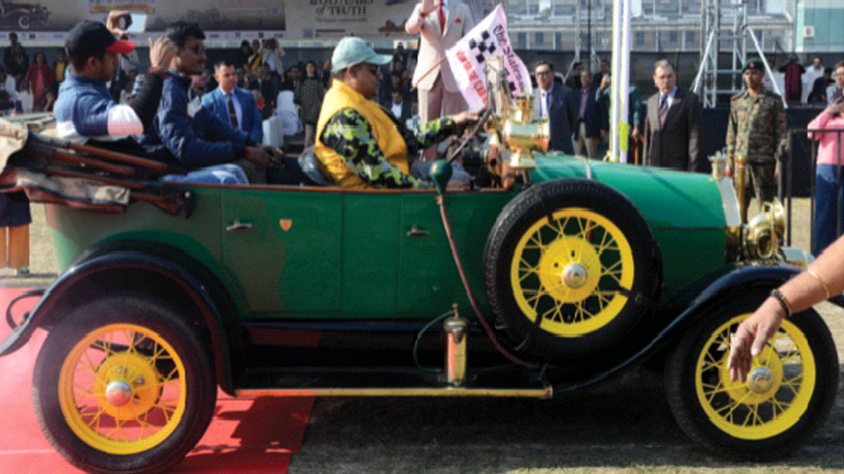 সবুজ গালিচায় গাড়ির মেলা, ফিরল ইতিহাস