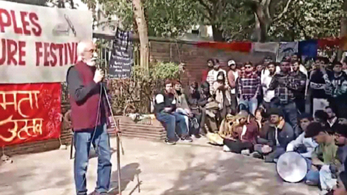 ইরফান হাবিবের দিকে ছোঁড়া হল জলভর্তি বালতি ও ডাস্টবিন