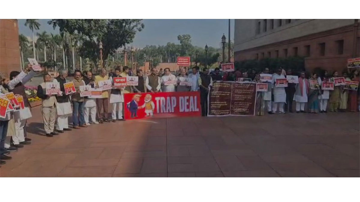 ভারত-আমেরিকা অন্তর্বর্তী বাণিজ্য চুক্তির বিরোধিতায় সংসদের মকর দ্বারের বাইরে বিরোধী সাংসদদের বিক্ষোভ