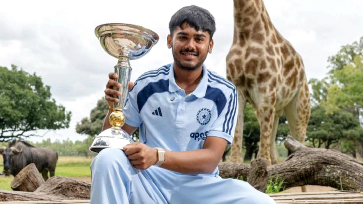 টি-টোয়েন্টি বিশ্বকাপ ট্রফি জিতে দেশে ফিরলেন বৈভব ও আয়ুষরা