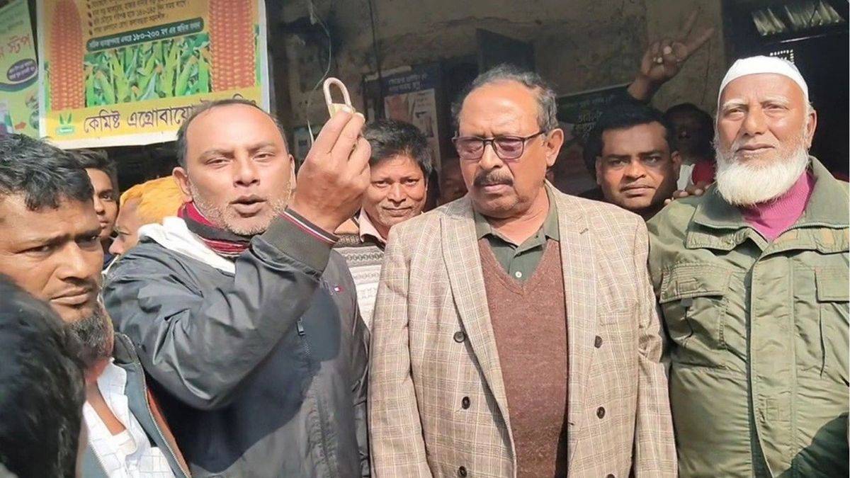 আওয়ামী লীগের দপ্তরের তালা খোলা নিয়ে বিতর্ক, ডিগবাজি খেলেন বিএনপি নেতা