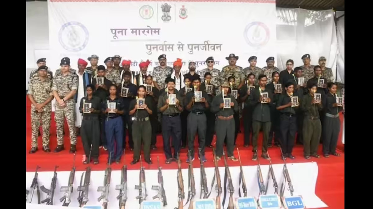 বিজাপুরে আত্মসমর্পণ ৩০ মাওবাদীর, রাষ্ট্রপতির সফরের মাঝেই সাফল্য