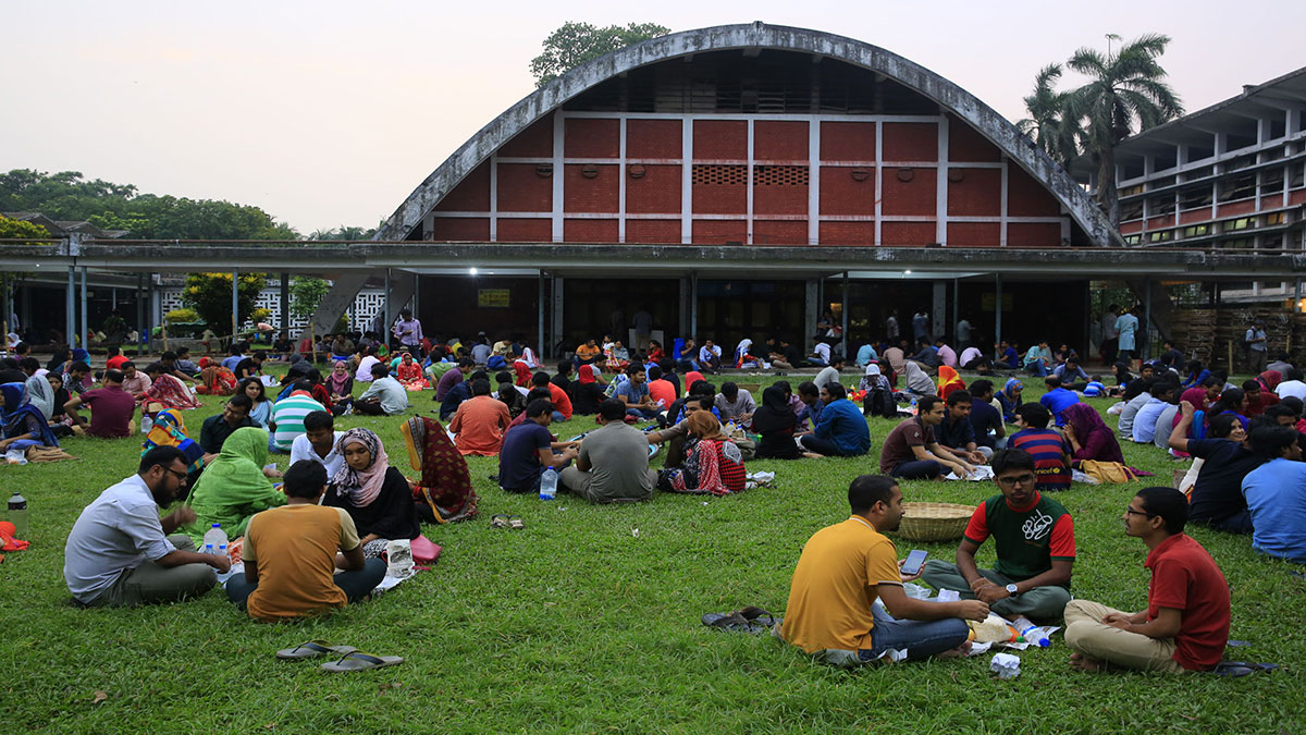 নারীদের হেনস্থার অভিযোগে তোলপাড় ঢাকা বিশ্ববিদ্যালয়