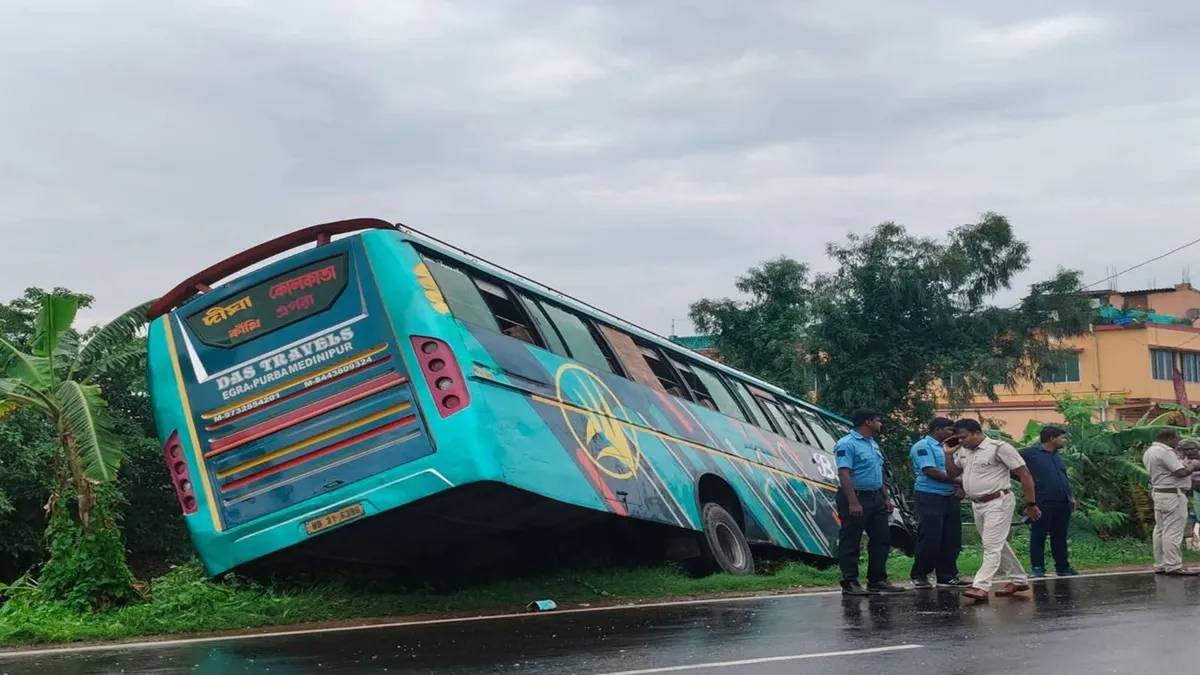 টায়ার ফেটে উল্টে গেল দিঘাগামী বাস, মৃত ১, আহত বহু