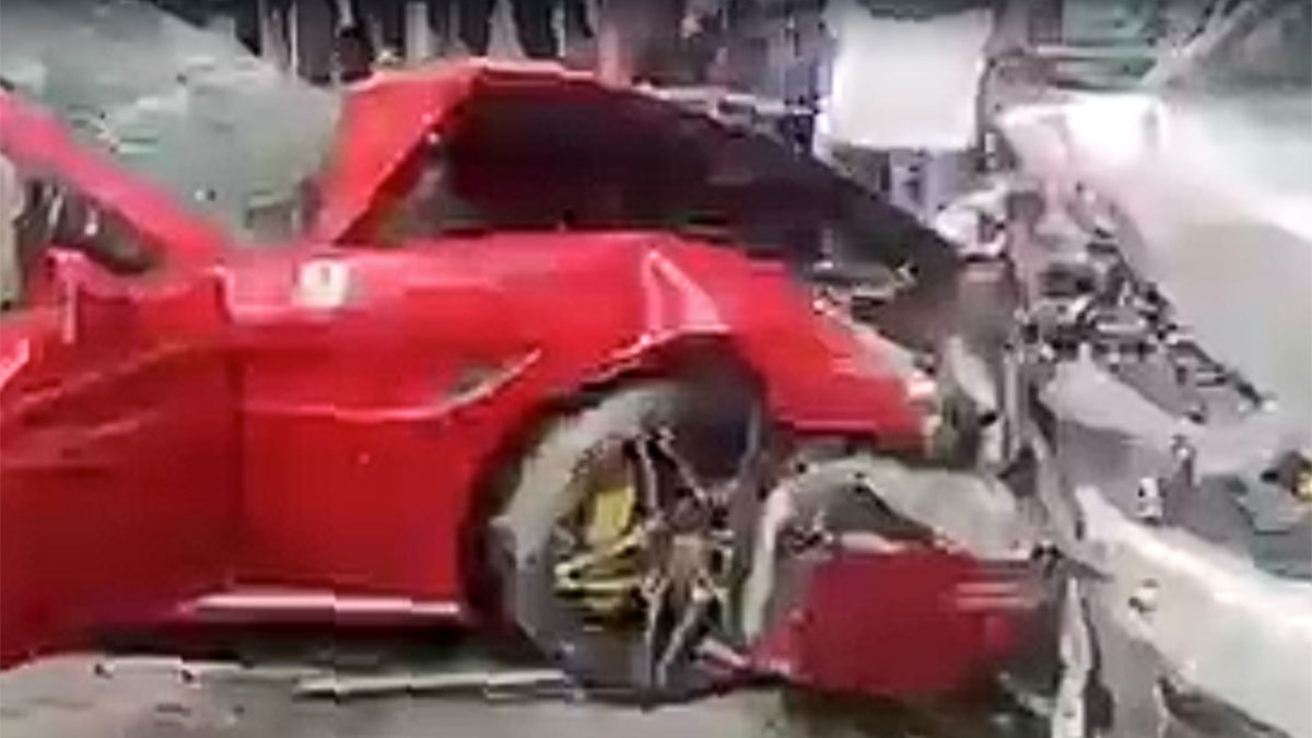 হায়দরাবাদে নিয়ন্ত্রণ হারিয়ে কোটি টাকার ফেরারি গাড়ির ধাক্কায় জখম ৩