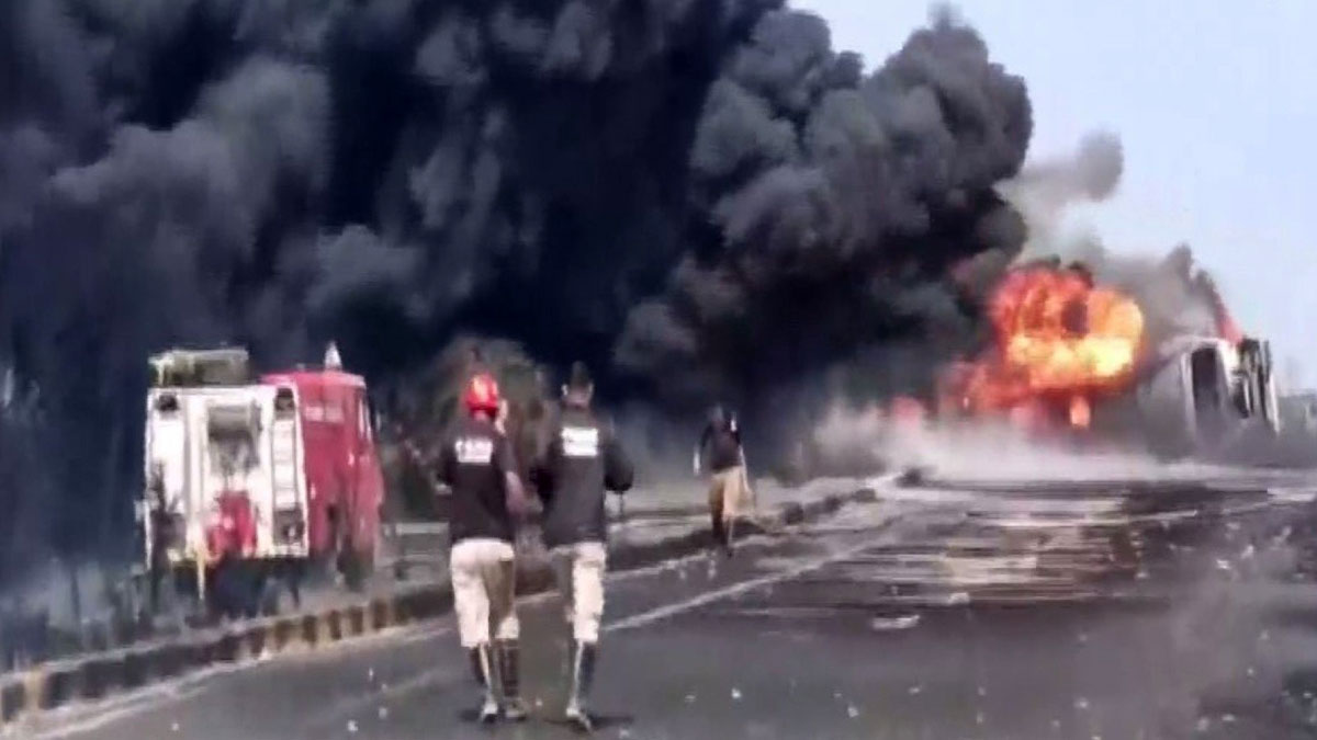 অসমে জাতীয় সড়কে তেলবাহী ট্যাঙ্কারে ভয়াবহ আগুন, বন্ধ যান চলাচল