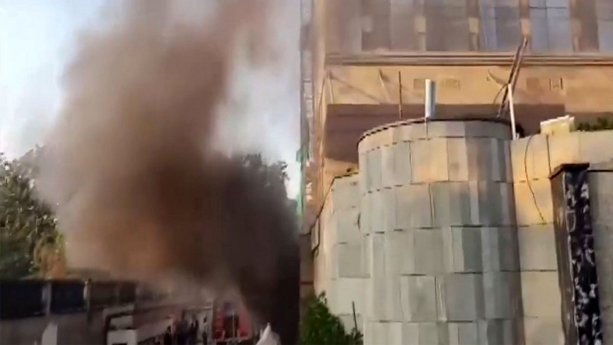 লখনউয়ের তাজ হোটেলের কাছে নির্মীয়মাণ বহুতলে ভয়াবহ আগুন, আতঙ্কে এলাকা