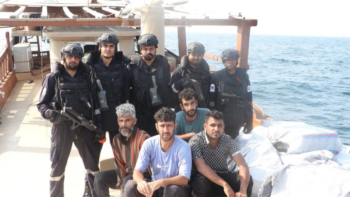 গুজরাতে আটক ইরানি নৌকা, উদ্ধার বিদেশি ব্র্যান্ডের সিগারেট