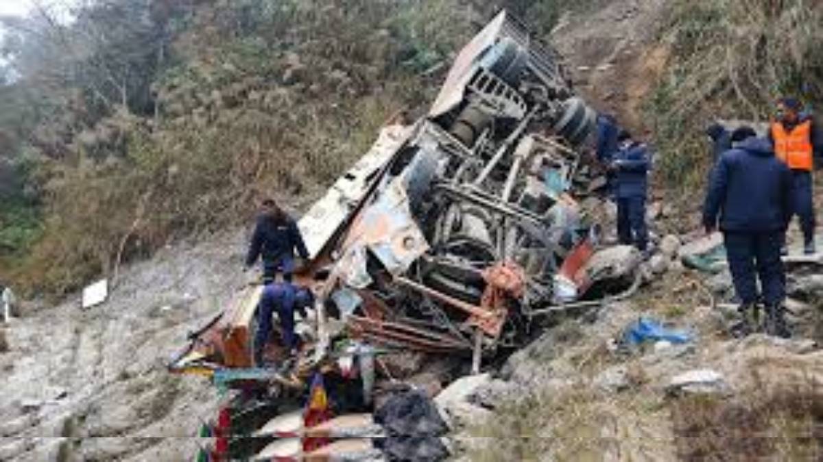কাঠমাণ্ডুতে নিয়ন্ত্রণ হারিয়ে নদীতে উল্টে পড়ল বাস, নিহত কমপক্ষে ১৮