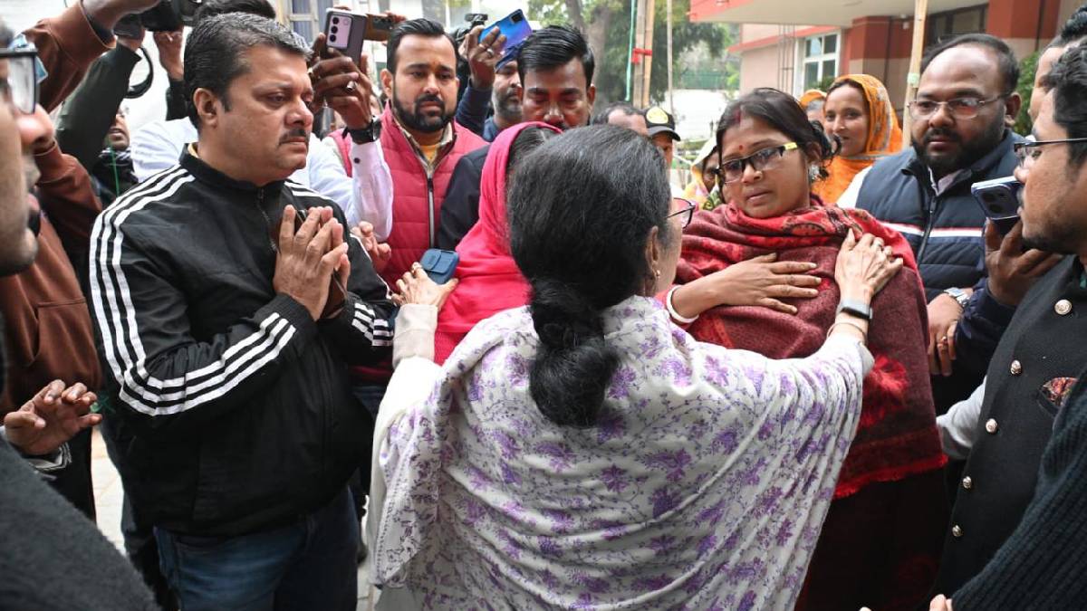 দিল্লির বঙ্গভবনে এসআইআর ক্ষতিগ্রস্তদের পুলিশি হেনস্থা, গর্জে উঠলেন মমতা