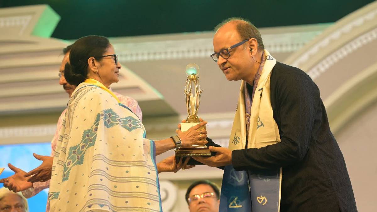 ভাষা দিবসের মঞ্চ থেকে বিজেপিকে হ্যাংলা বলে নিশানা মুখ্যমন্ত্রীর