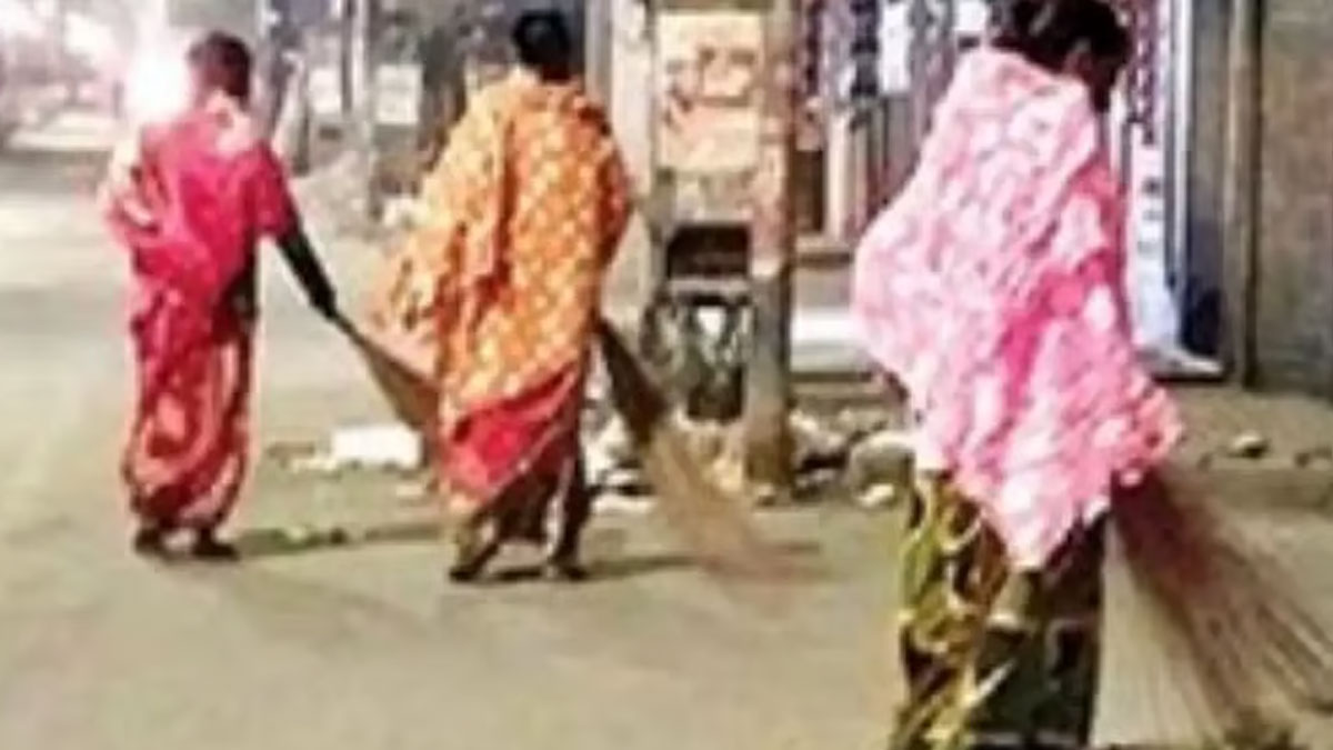 রাতের অন্ধকারে ঝাড়ু হাতে প্রমীলা বাহিনী, কোচবিহারে শুরু ‘নাইট কনজারভেন্সি’ পরিষেবা