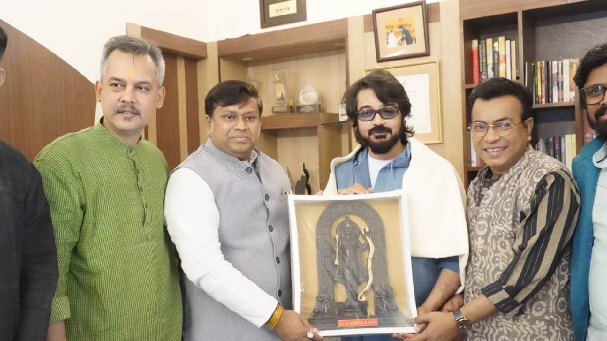 ‘পদ্মশ্রী’ প্রসেনজিতের বাড়িতে সুকান্ত মজুমদার, ‘রাম লালা’ উপহার