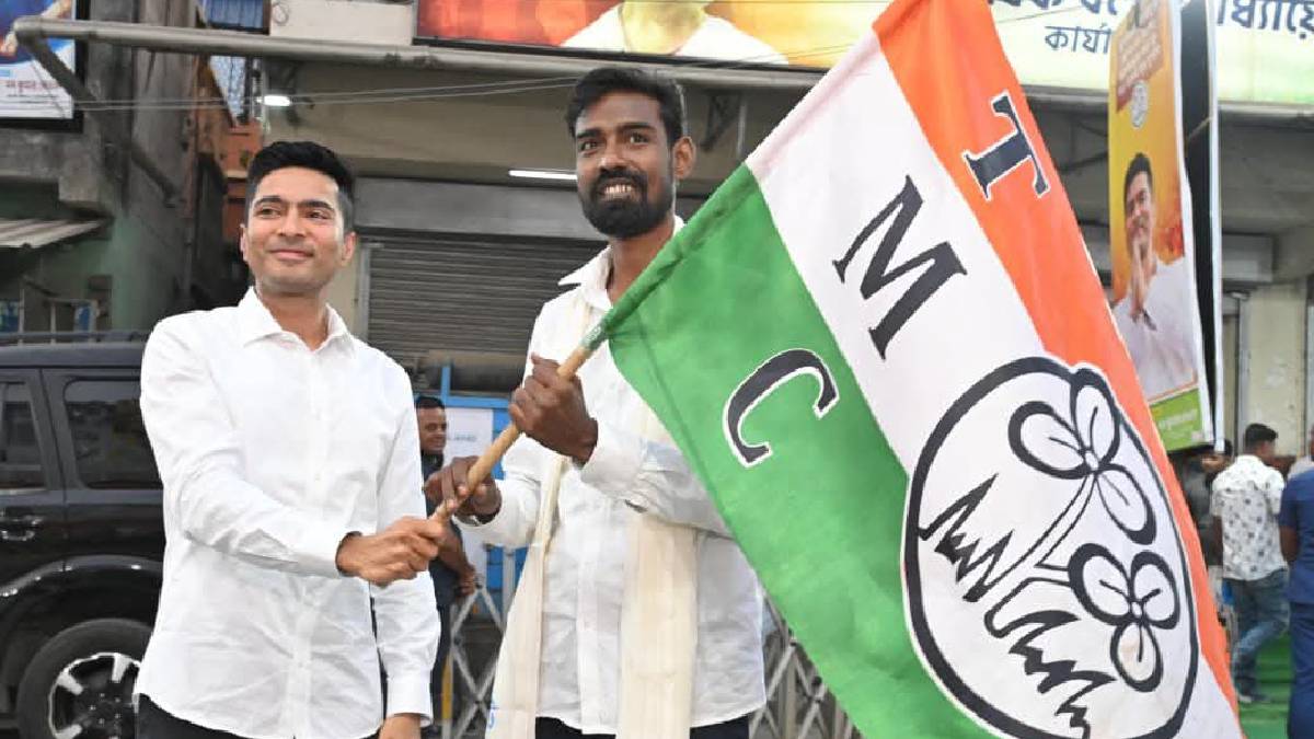 অভিষেকের হাত থেকে তৃণমূলের পতাকা তুলে নিলেন প্রতীক উর