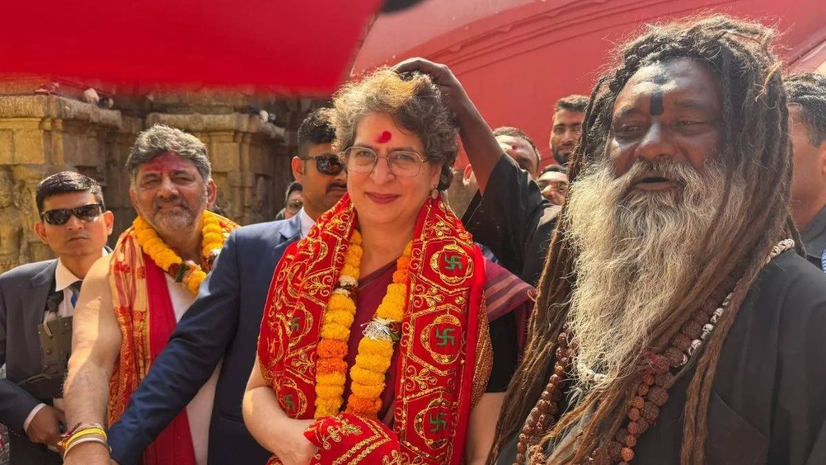 ‘আমাদের মেয়ে প্রধানমন্ত্রী হবে’ প্রিয়াঙ্কাকে আশীর্বাদ সাধুবাবার