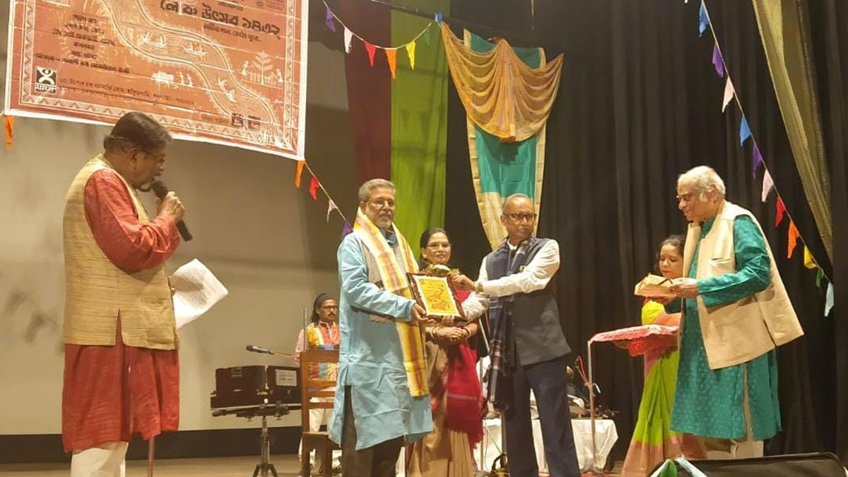 শিকড়ের টানে মুখর গিরিশ মঞ্চ, ‘লোক উৎসব ১৪৩২’-এ ভ্রমরার সুরের আসর