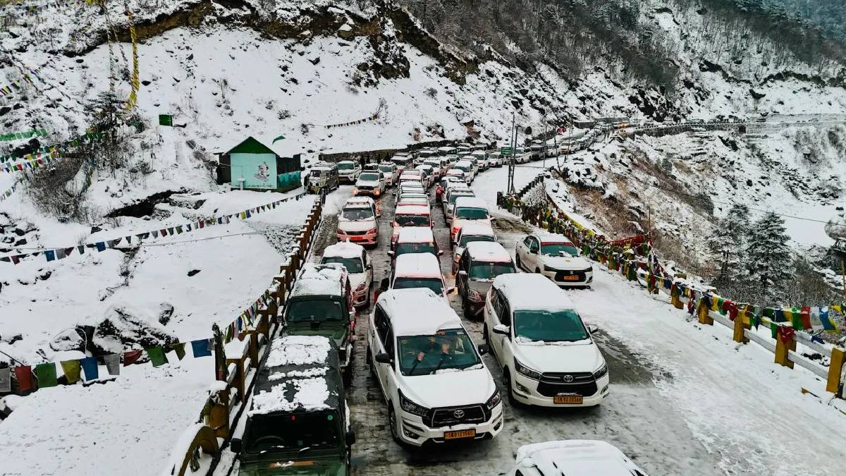 সিকিমে তুষারপাতের জেরে বন্ধ রাস্তা, আটকে বহু পর্যটক