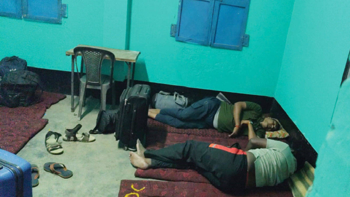 চরম অব্যবস্থার মধ্যে  সাব-জুনিয়র জাতীয় ভলিবল শুরু পোলবা গ্রামে