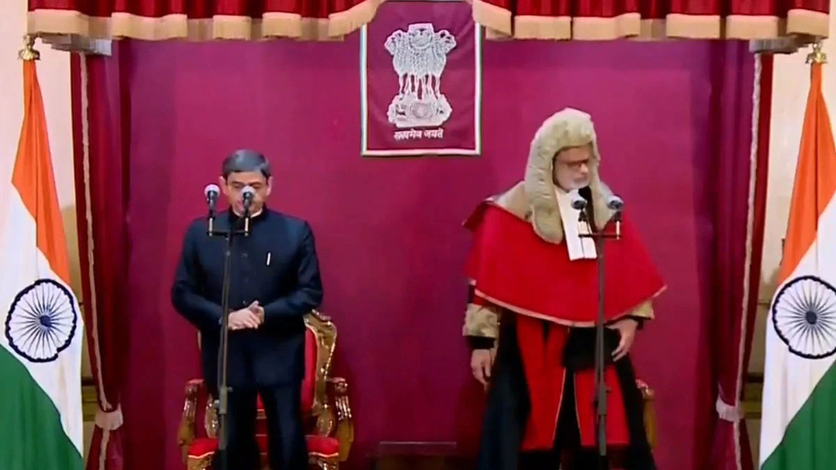 পশ্চিমবঙ্গের নতুন রাজ্যপাল হিসেবে শপথ নিলেন আরএন রবি