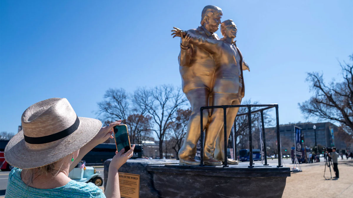 ট্রাম্প–এপস্টিন ‘টাইটানিক প্রেম’ ঘিরে ব্যঙ্গাত্মক মূর্তি, তুমুল বিতর্ক