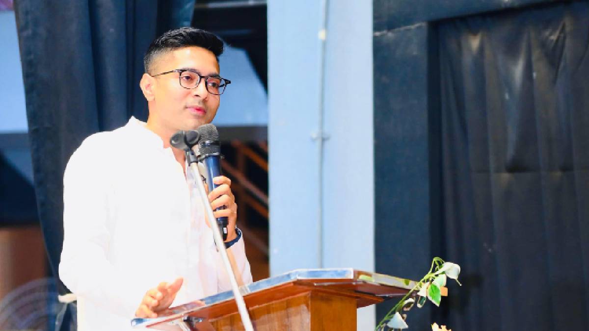 মুখ্যমন্ত্রীকে কুরুচিকর মন্তব্য, সমাজ মাধ্যমে পাল্টা ঝড় তুললেন অভিষেক