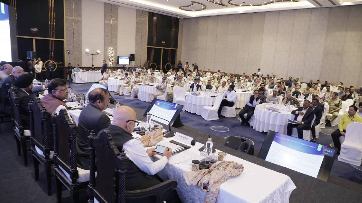 ভোটের আগে নির্বাচন কমিশনের কড়া বার্তা, ‘বোমা থাকবে না হলে আপনারা থাকবেন’