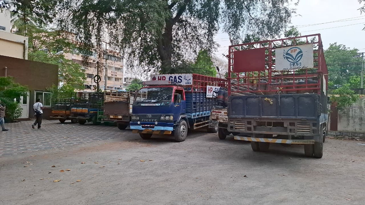 হায়দরাবাদে কবরস্থানে থেকে ৪১৪টি গ্যাস সিলিন্ডার উদ্ধার, গ্রেপ্তার ১০