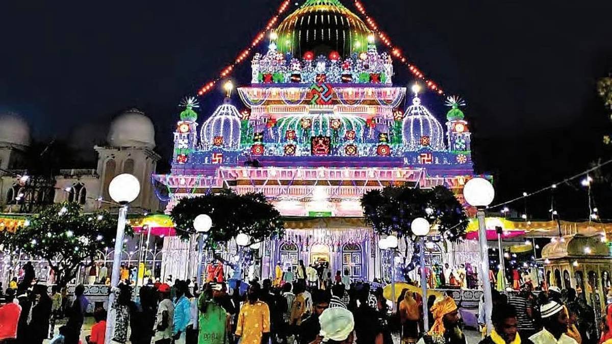 উত্তরপ্রদেশের দেবা শরিফে হিন্দু-মুসলিম একসঙ্গে মাতেন রঙের খেলায়