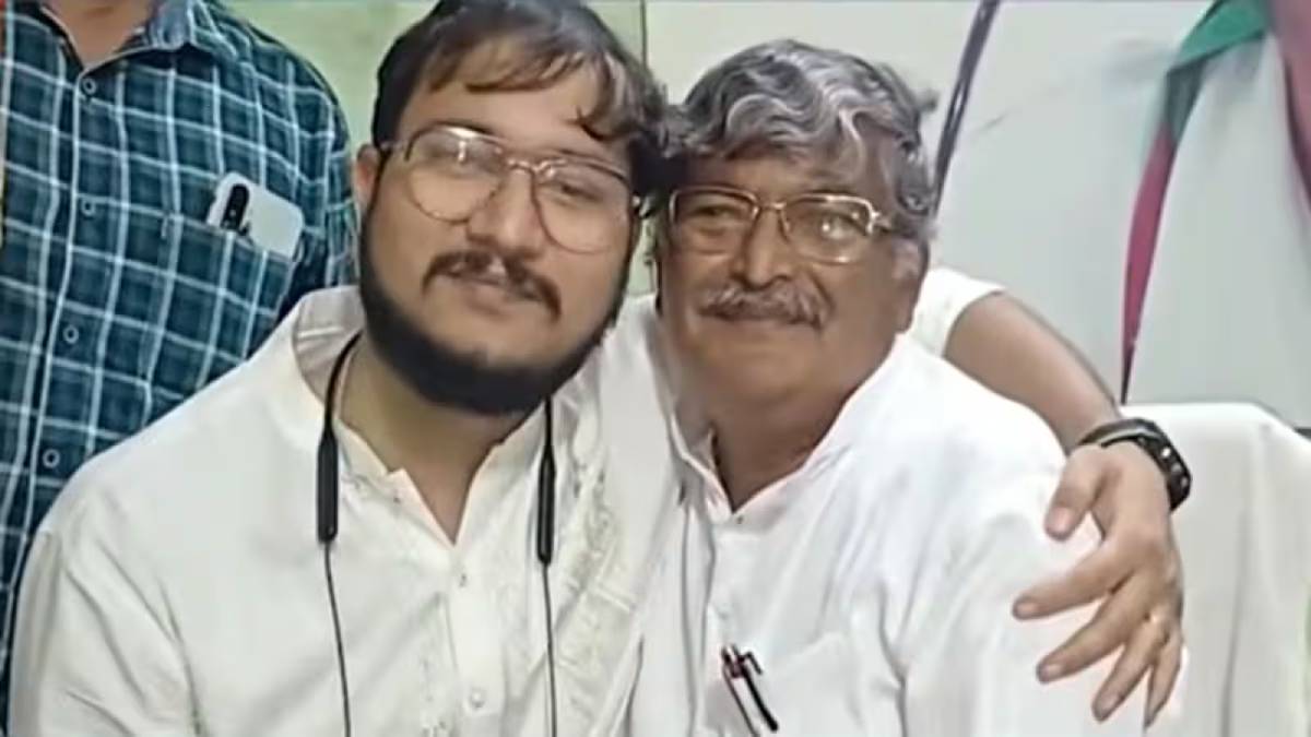 অসিতের সঙ্গে দেখা করলেন দেবাংশু, পা ছুঁতেই গলে জল প্রবীণ নেতা