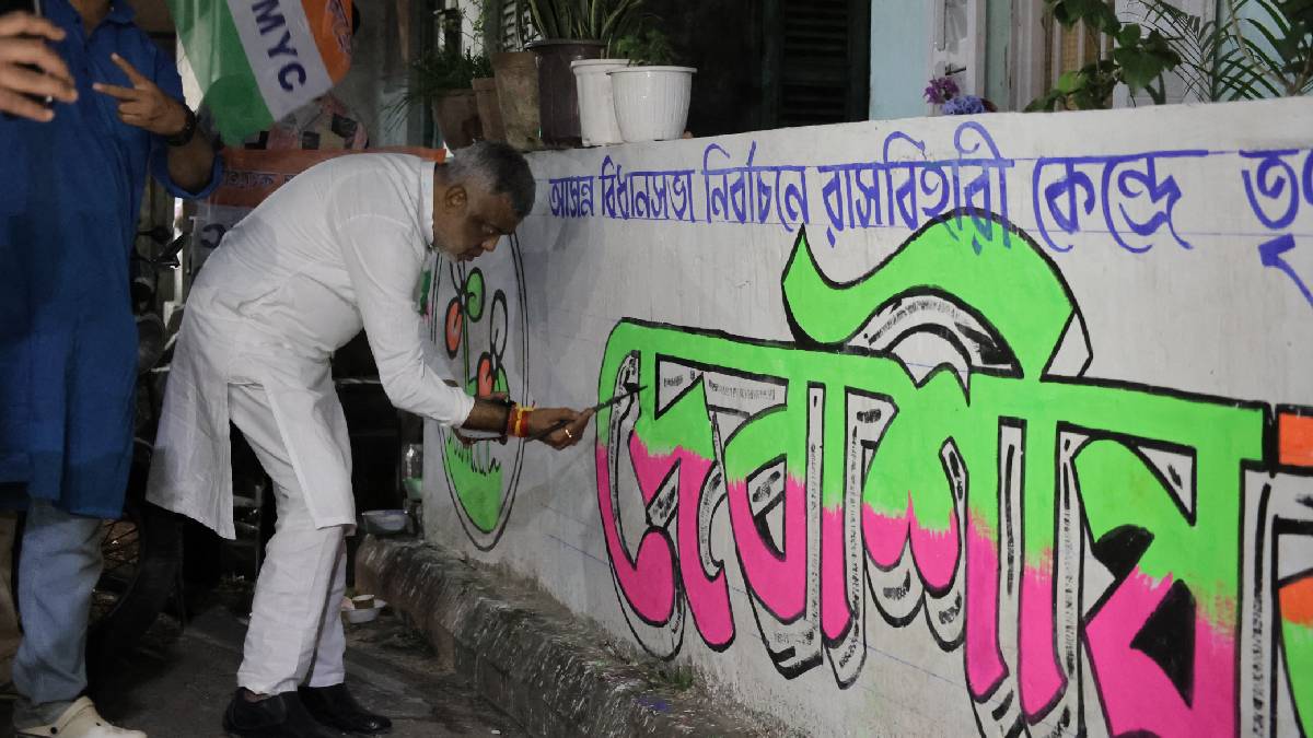 চব্বিশ ঘণ্টা মানুষের পাশে থাকার বার্তা দিয়ে ভোট ময়দানে দেবাশিস কুমার