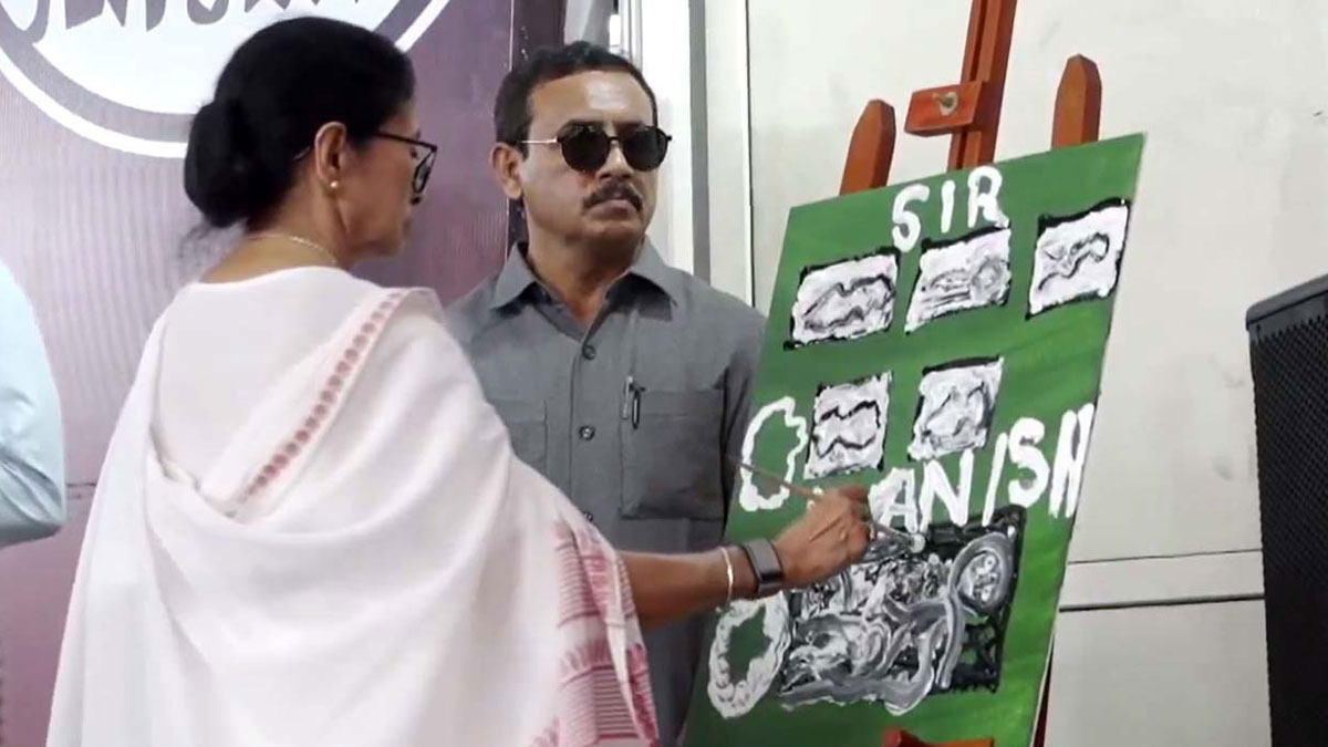 ভোটার বিতর্কে শেষ দিনে ধরনা মঞ্চে ক্যানভাসে প্রতিবাদ মমতার